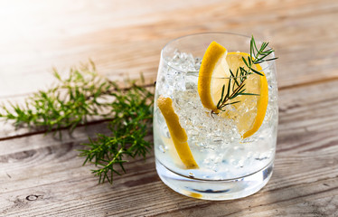 Gin with lemon and ice