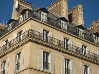Fototapeta na wymiar Immeuble ancien dans Paris