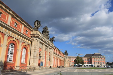 Obraz premium Potsdamer Filmmuseum mit Stadtschloss im Hintergrund
