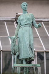 Fototapeta na wymiar standbeeld lente of herderin Kruidtuin Brussel