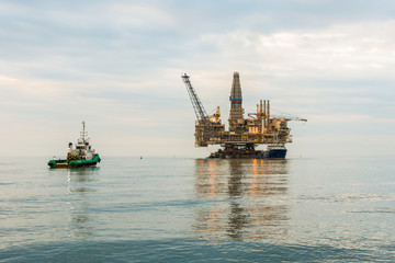 Obraz premium Oil rig platform in the calm sea