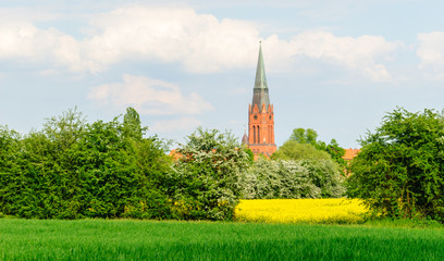 Kirchturm St. Martin in Nienburg an der Weser hinter Marschlands