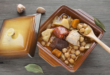 Garbanzos con coles, morcilla, chorizo y carne,