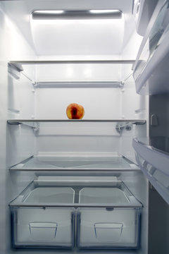 leerer K&uuml;hlschrank