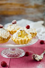 Пирожные с запеченной меренгой и манговым кремом