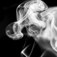 Obraz premium Biały dym na czarnym tle