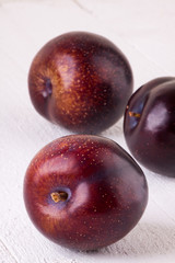 Obraz premium Fresh ripe red plums