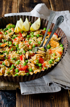 Paella with mussels and green peas