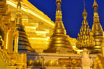 Myanmar, Rangun, Shwedagon-Pagode during the blue hour - obrazy, fototapety, plakaty