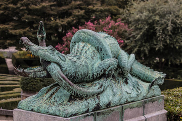 Fototapeta premium standbeeld krokodil met slang Kruidtuin Brussel
