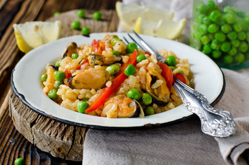 Paella with mussels and green peas