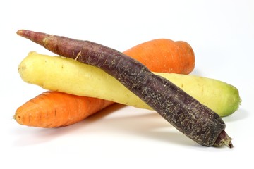 bunte Möhren isoliert auf weißem Hintergrund