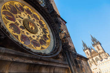 astronomische Uhr am Rathausturm in Prag mit Teynkirche im HG