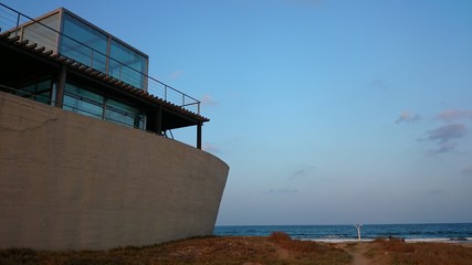 Fototapeta premium Edificio con forma de barco junto al mar