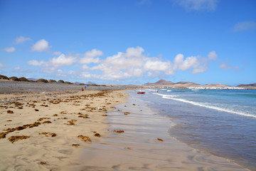 panoramica de la playa de famara en la isla de lanzarote