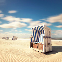 einsamer Strandkorb am Meer