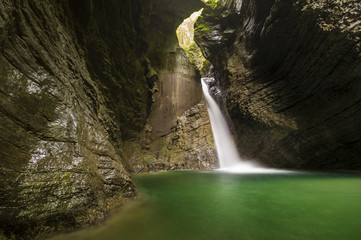 Fototapeta na wymiar Wodospad Kozjakl- (Slap Kozjak) - Kobarid, Słowenia