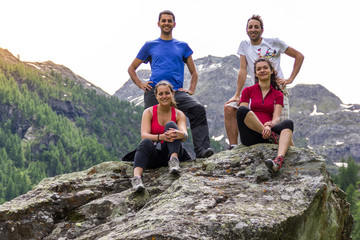 Giovani amici in montagna