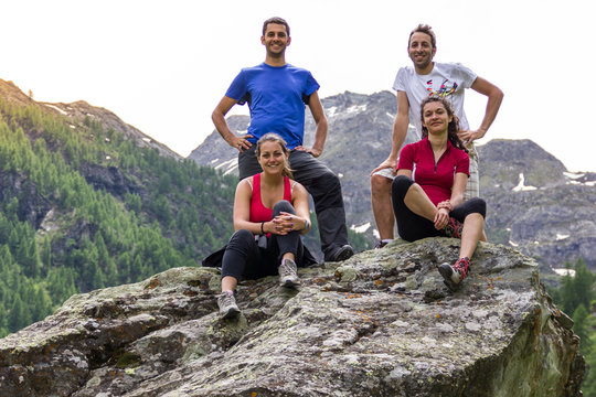 Giovani amici in montagna