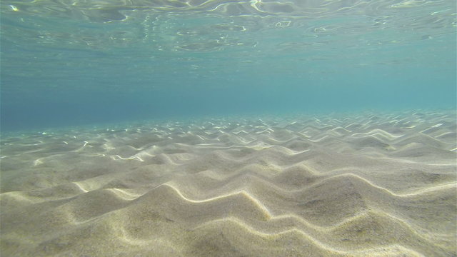 Средиземное море. Съемка под водой. Золотистый песок.