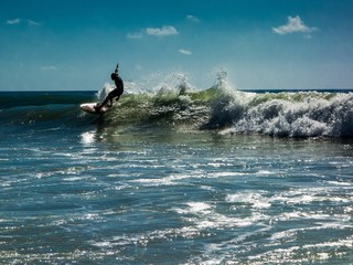 Surfer reitet Welle im Atlantik