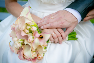 Obraz na płótnie Canvas Hands of the bride and groom.