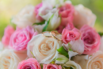 Obraz na płótnie Canvas Beautiful wedding bouquet and rings