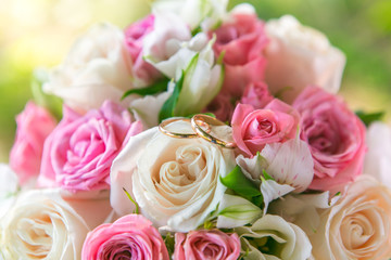 Fototapeta na wymiar Beautiful wedding bouquet and rings