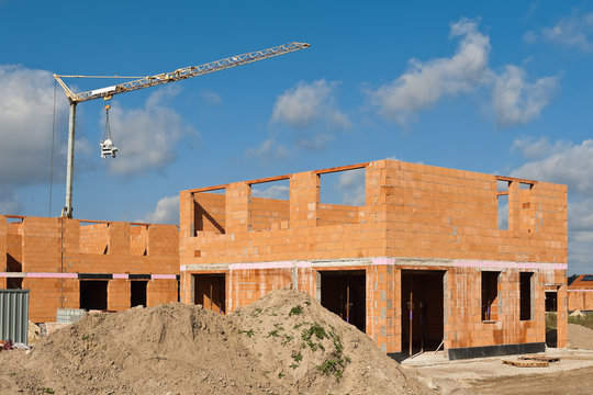 Hausbau - Rohbau - Mauern mit Ziegelsteinen aus Ton
