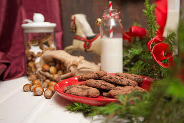 Weihnachtsdeko auf einem Holztisch
