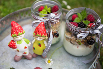 Lecker Himbeeren und Brombeeren mit Haferflocken im Glas