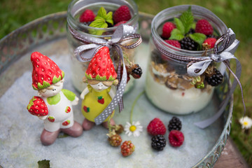 Lecker Himbeeren und Brombeeren mit Haferflocken im Glas