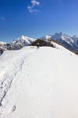 Ragazza ciaspola su cresta in montagna