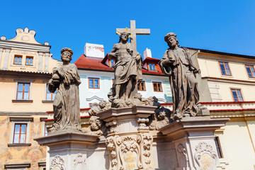 Fototapeta na wymiar religiöse Statuen an der Karlsbrücke in Prag