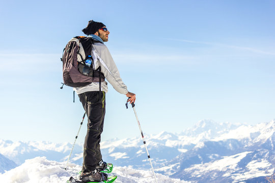 Ragazzo osserva panorama in montagna con neve