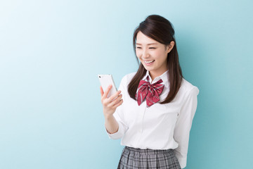 スマホを見る学生