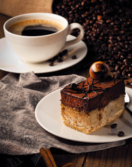 Frisch zubereitete Kaffe  und kaffe kuchen