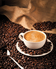 Frisch zubereitete Kaffe  und kaffe kuchen