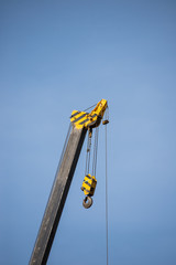 Construction crane for heavy lifting