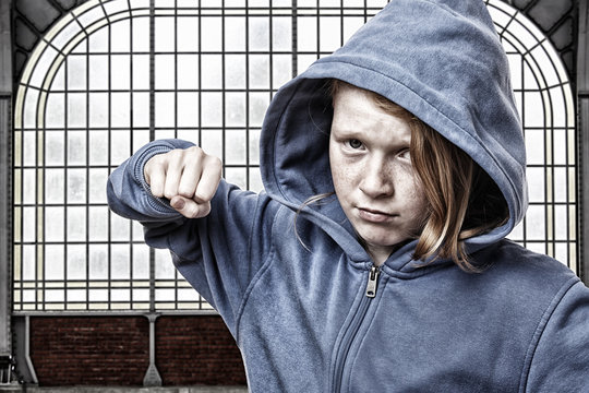 Junges M&auml;dchen schl&auml;gt zu