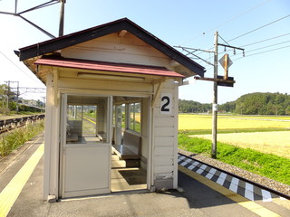 駅のホームの待合室