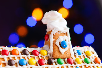 Obraz premium Closeup of gingerbread house roof