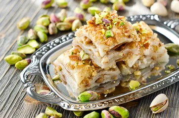 Foto op Plexiglas Turks pistachedessert baklava met groene pistachenoten © Sa Scha