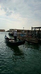 Fototapeta premium Gondoliere lenkt Gondel in Venedig