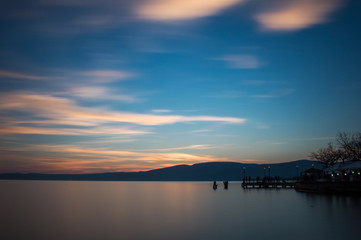 Fototapeta na wymiar tramonto sul lago di bracciano