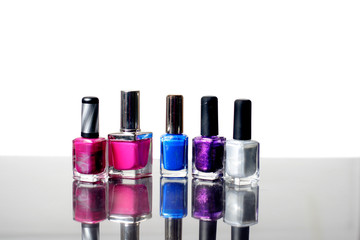 Smalti per unghie colorati in fila, sfondo bianco