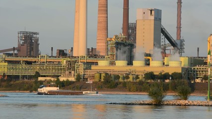 Reger Schiffsverkehr vor Industriekulisse