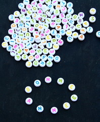 bonne année en alphabet,perles sur ardoise