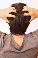 Fototapeta premium 頭をマッサージする30代の男性