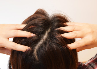 Fototapeta premium 頭皮をマッサージする30代の女性